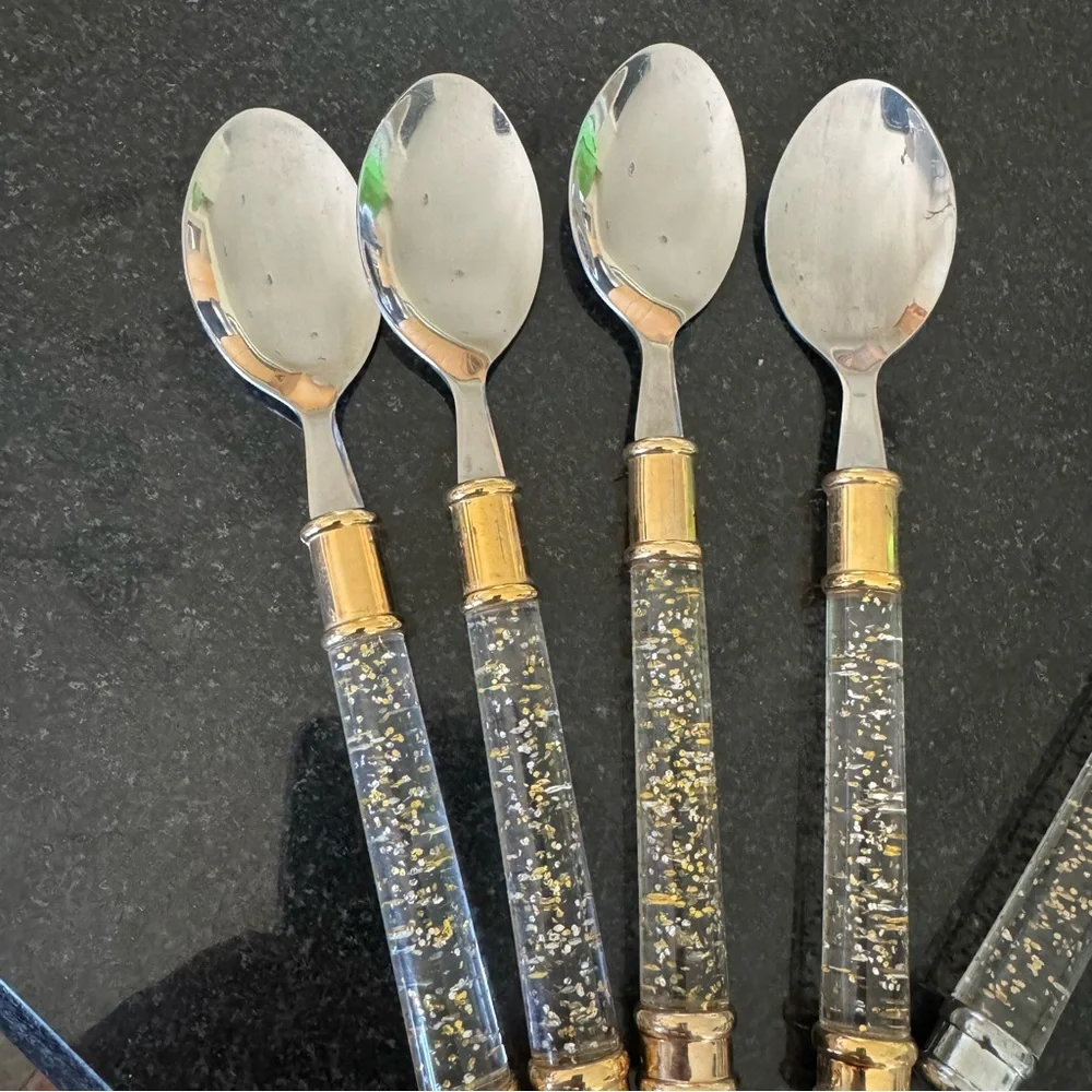 Unbranded cheese knives